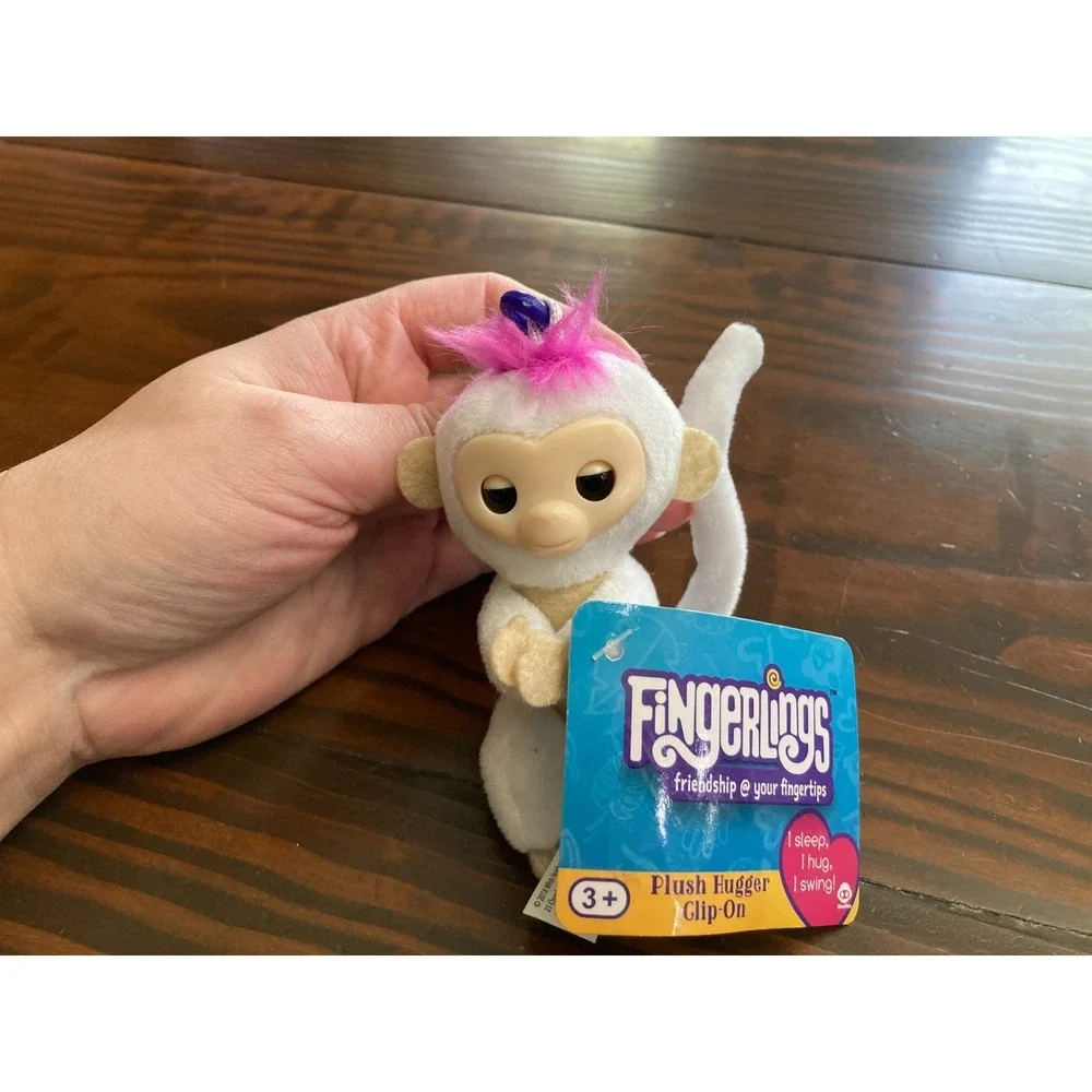 2018 Fingerlings Plush Hugger Clip-On‎ White Monkey Keychain - Closes Eyes - NWT